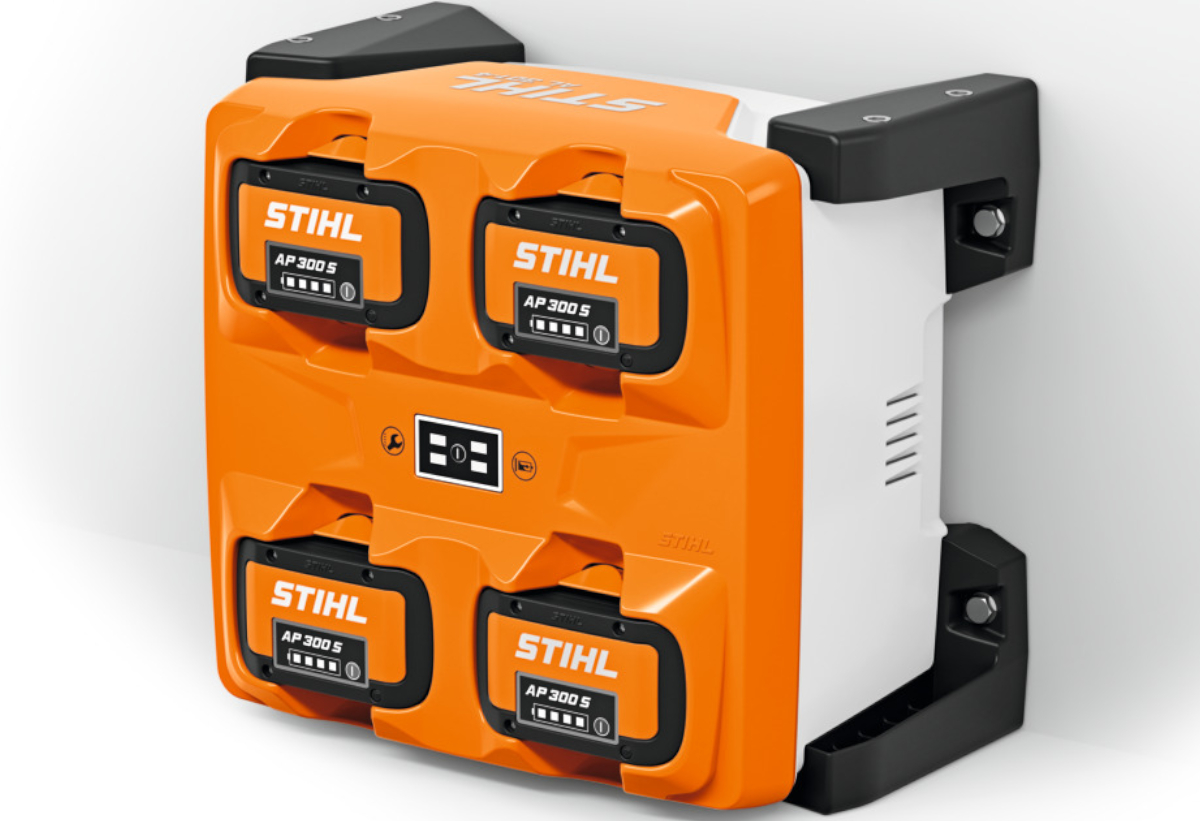 Απεικονίζεται ο φορτιστής εγκατεστημένος σε τοίχο με 4 μπαταρίες να φορτίζουν.